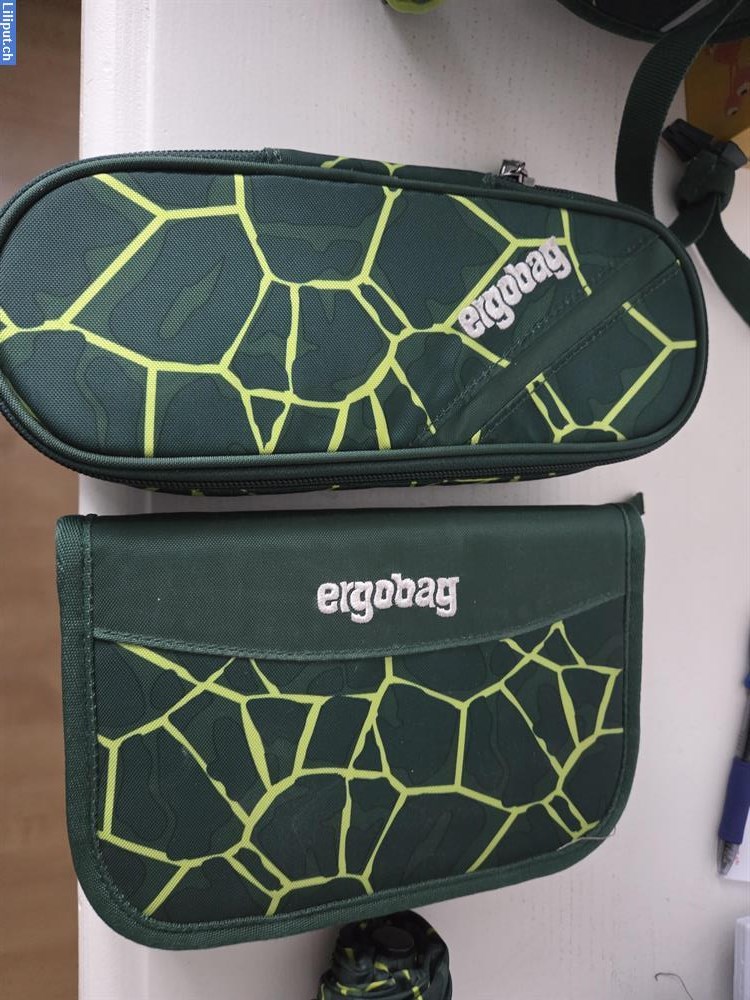 Bild 2: Ergobac Dino Schulsack mit 2 Etuis und Regenschirm