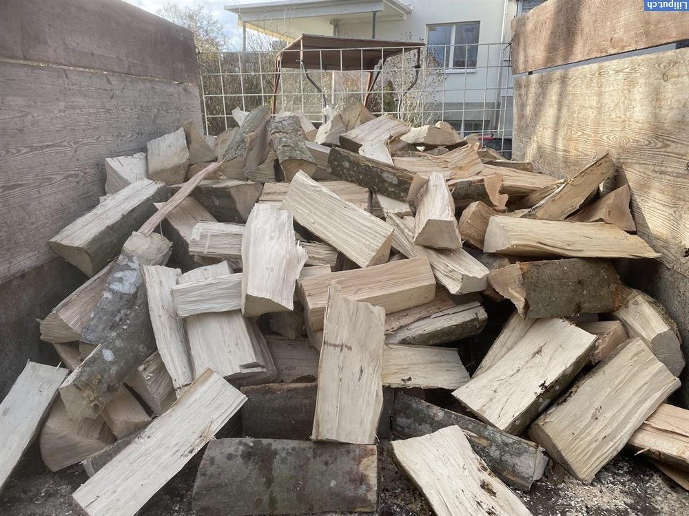 Bild 1: Trockenes Chemineholz für Feuerholz