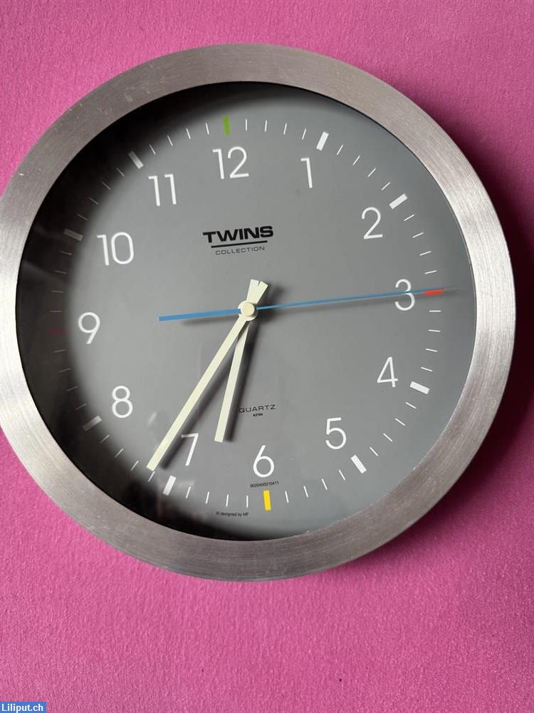 Bild 1: Wanduhr aus Metall von TWINS