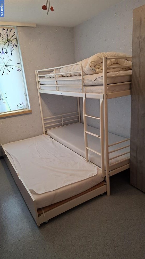 Bild 2: Etagenhochbett Metall weiss von IKEA mit zusätzlichem Ausziehbett