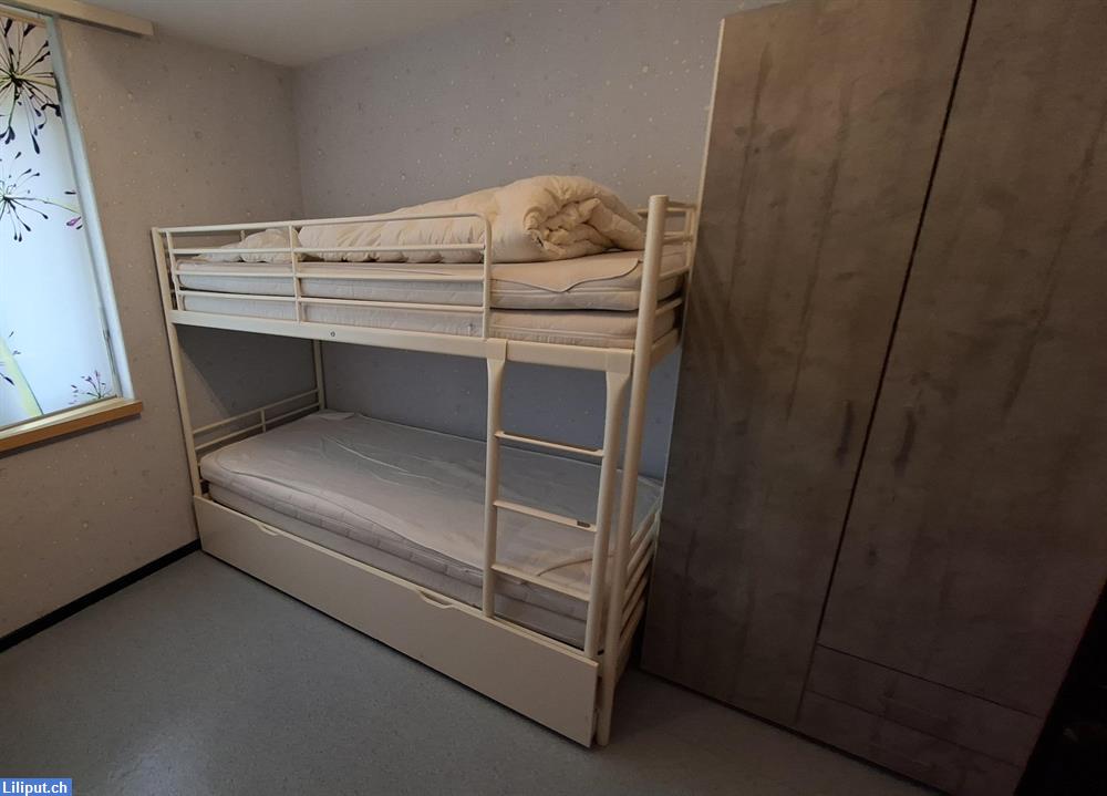 Bild 3: Etagenhochbett Metall weiss von IKEA mit zusätzlichem Ausziehbett