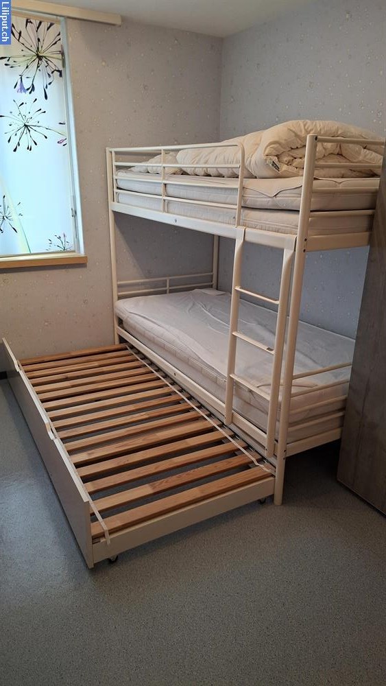 Bild 4: Etagenhochbett Metall weiss von IKEA mit zusätzlichem Ausziehbett