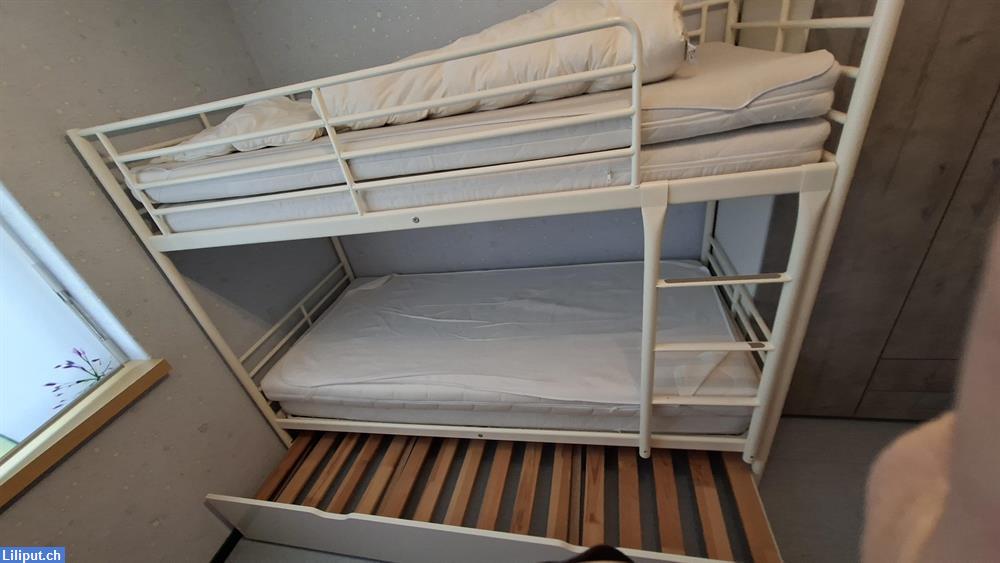 Bild 5: Etagenhochbett Metall weiss von IKEA mit zusätzlichem Ausziehbett