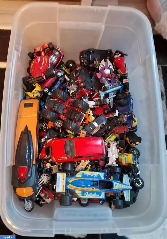 Bild 1: Spielzeugboxen mit viel Autos und Legos