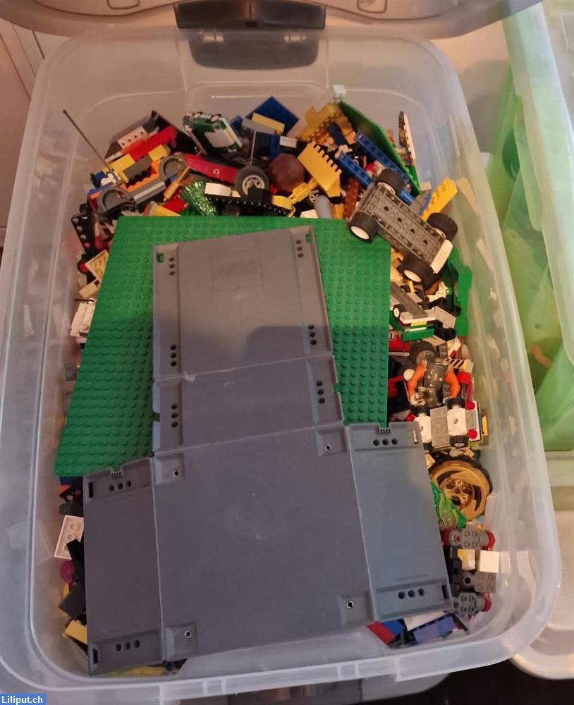 Bild 2: Spielzeugboxen mit viel Autos und Legos