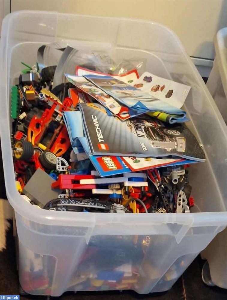 Bild 3: Spielzeugboxen mit viel Autos und Legos