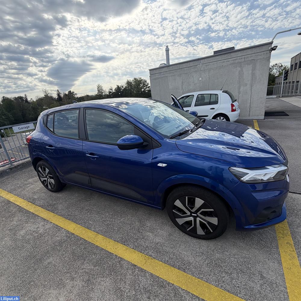 Bild 1: Blauer DACIA SANDERO 2024 III